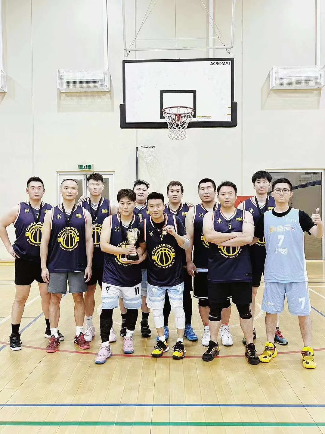 1xbet体育注册-篮球联赛冠军队夺冠赢得奖杯，荣耀加身激动之情的简单介绍