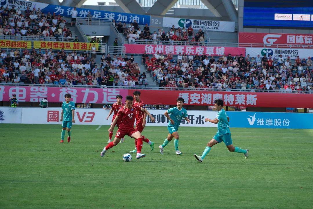 1xbet体育网站入口-国际足球赛事中球员们努力奋斗，为胜利而战