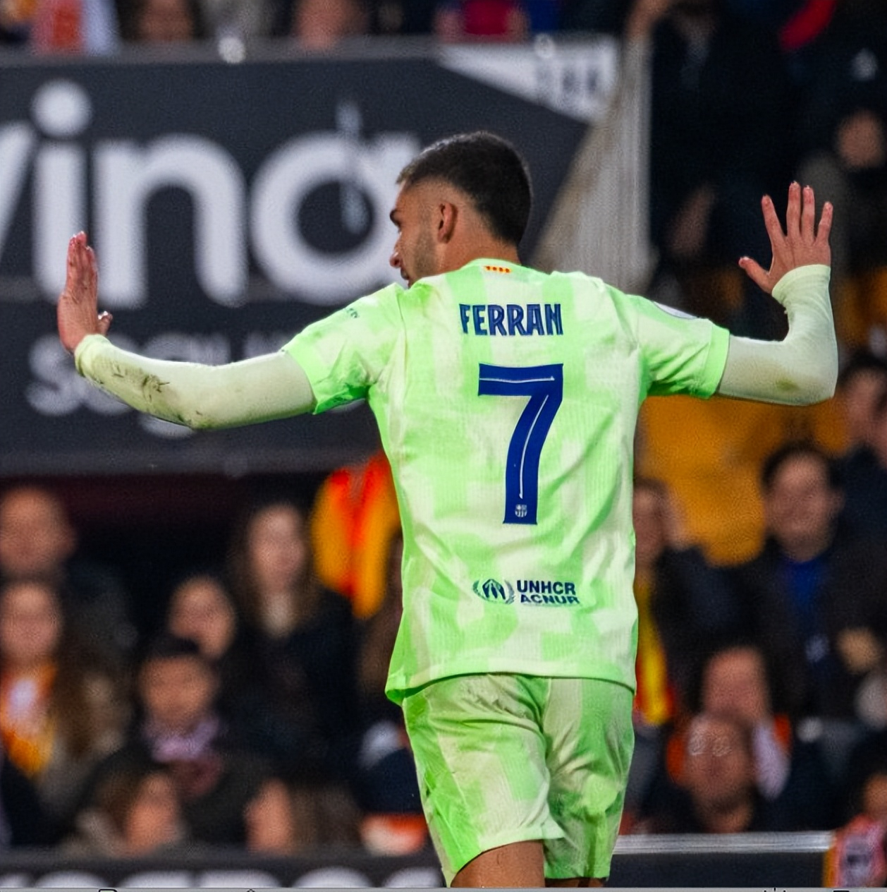 1xbet体育下载-巨人巴塞罗那轻取热刺，势如破竹的简单介绍